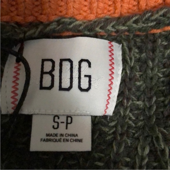 Urban Outfitters green knit sweater cardigan block pattern - Picture 3 of 3